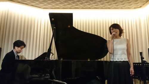 生演奏と歌.JPG